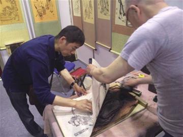 青島工美大師現(xiàn)場(chǎng)作畫。